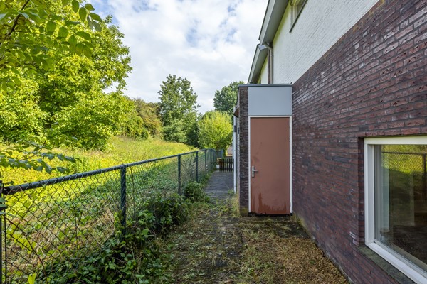 Foto - Te koop: Tussenwoning uit 2007 voorzien van een energielabel A met onder meer een ruime woon- en eetkamer, semi-open keuken, 3 slaapkamers, badkamer, carport en besloten (voor)tuin in Ransdaal